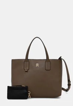 Tommy Hilfiger poseta imagine