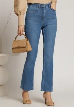 Blugi albastri croi usor evazat si talie inalta imagine