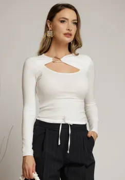 Bluza alba casual cu decolteu decupat si accesoriu imagine