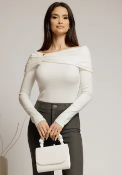 Bluza alba din bumbac cu decolteu barcuta si brosa imagine