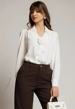 Bluza alba eleganta din voal cu decolteu V perlute si detaliu floral imagine