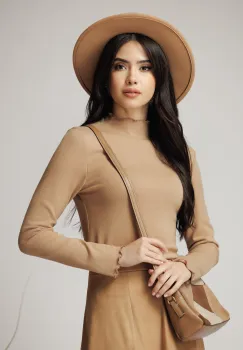 Bluza casual din viscoza maro camel cu guler incretit imagine