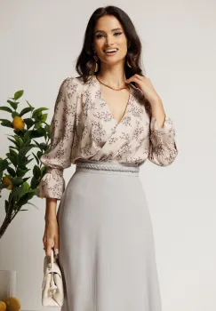 Bluza DY Fashion din satin bej cu imprimeuri florale si decolteu petrecut imagine