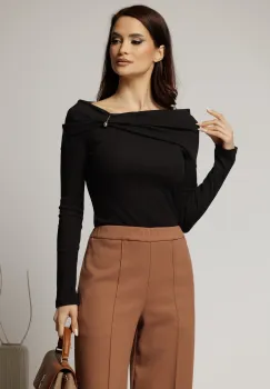 Bluza neagra din bumbac cu decolteu barcuta si brosa imagine