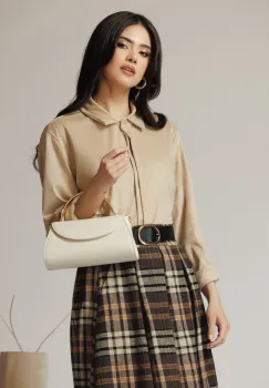 Camasa casual din stofa catifelata bej cu nasturi ascunsi. imagine