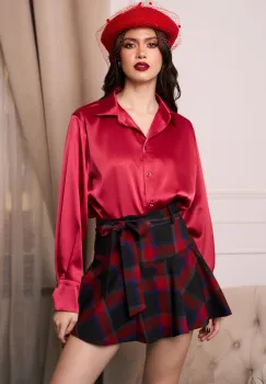 Fusta scurta din stofa neagra cu carouri rosii si cordon in talie imagine