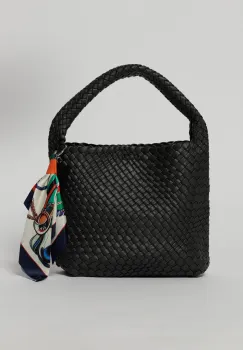 Geanta neagra din piele ecologica impletita accesorizata cu esarfa imagine