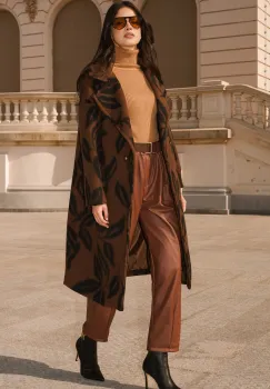 Palton din fleece maro cu imprimeuri negre imagine