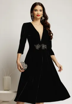 Rochie DY Fashion neagra din catifea cu decolteu adanc si cordon cu aplicatii imagine