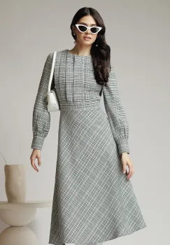 Rochie DY Fashion office din stofa alba cu imprimeu pepit si pliuri pe bust imagine