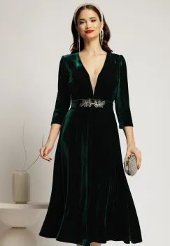 Rochie DY Fashion verde din catifea cu decolteu adanc si cordon cu aplicatii imagine