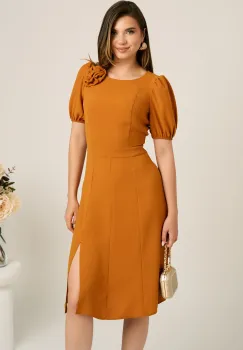 Rochie midi galben mustar din crep in clini cu floare la bust- Moze imagine