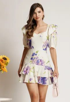 Rochie scurta alba din rayon cu flori mov in clos cu volane pe fusta imagine