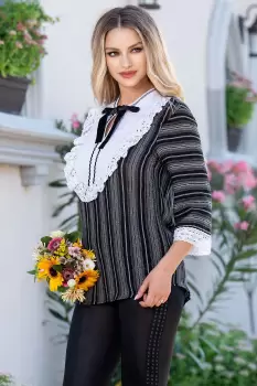 Bluza eleganta Venezia neagra cu dungi cusute si platca alba brodata imagine