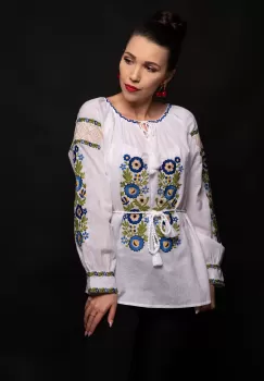 Bluza tip ie Elisabeta cu flori albastre brodate imagine