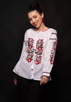 Bluza tip ie Elisabeta cu flori rosii brodate imagine