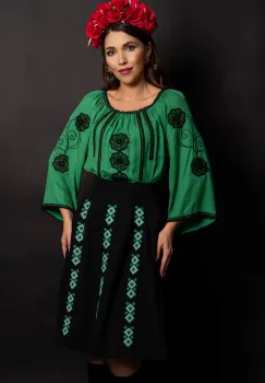 Bluza verde tip ie din vascoza cu broderie traditionala neagra imagine