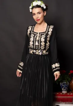 Brau traditional Marcela cu flori bej brodate imagine