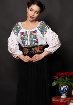 Brau traditional Stefania cu trandafiri brodati imagine