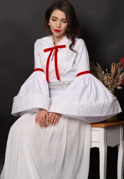 Camasa eleganta de inspiratie traditionala Isabella cu maneci clopot si dantela chantilly imagine