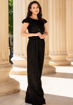 Compleu negru cu pantaloni evazati si bluza cu volane imagine