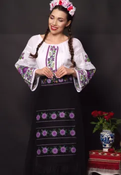 Fota traditionala Lioara cu franjuri si broderie florala mov imagine