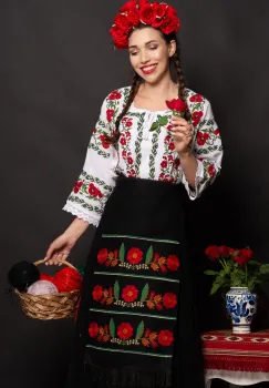 Fota traditionala Mioara cu flori brodate imagine