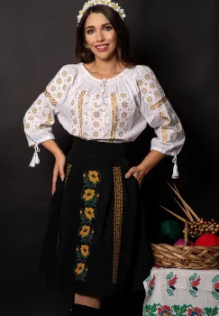 Fusta dama neagra in clos cu maci galbeni brodati imagine