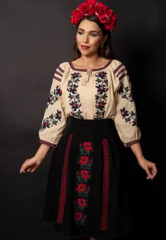 Fusta dama neagra in clos cu maci rosii brodati imagine