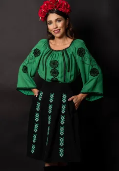 Fusta traditionala neagra in clos cu broderie verde si motivul rombului imagine