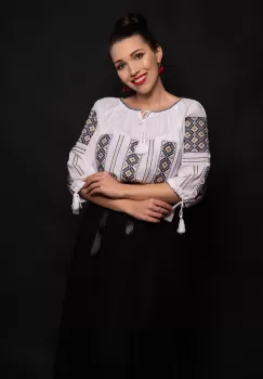 Ie alba Andra cu romburi aurii brodate imagine