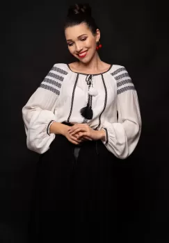 Ie alba din bumbac cu benzi brodate cu motive traditionale imagine