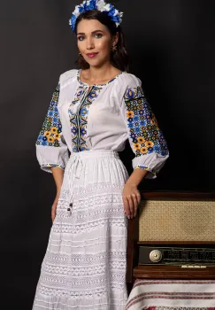 Ie alba din bumbac Lavinia cu simboluri traditionale brodate imagine