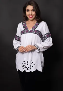 Ie alba din vascoza cu broderie perforata si trandafiri mov imagine