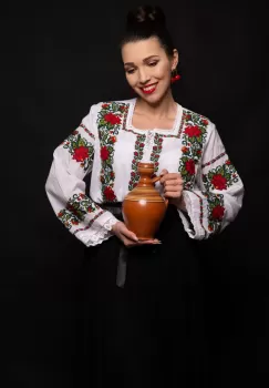 Ie bucovineana alba Anisoara cu broderie florala imagine