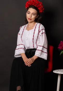 Ie bucovineana alba din bumbac cu floricele brodate imagine