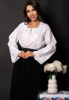 Ie bucovineana alba din bumbac Panseluta cu broderie florala imagine