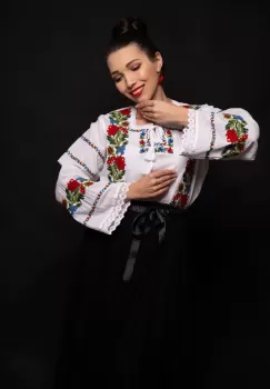 Ie bucovineana Ancuta cu flori multicolore brodate imagine