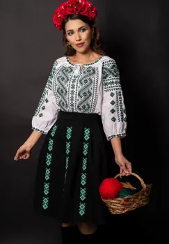 Ie dama alba Corina din bumbac cu broderie verde imagine