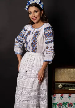 Ie dama alba din bumbac Adelina cu broderie albastra si simbolul rombului imagine