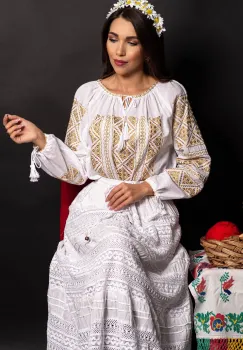 Ie dama alba din bumbac Celeste brodata cu fir auriu imagine