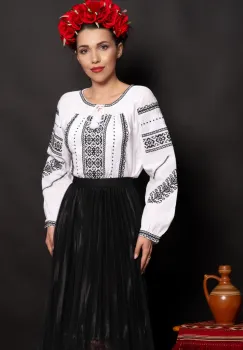 Ie dama alba din bumbac Margarita cu simboluri populare brodate imagine