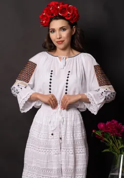 Ie dama alba din vascoza Dora cu simbolul rombului imagine