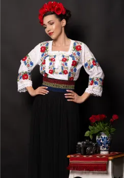 Ie dama alba Luminita cu flori de mac brodate imagine