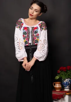 Ie dama alba Stefania cu broderie florala traditionala imagine