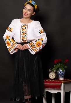 Ie dama brodata cu floarea soarelui si maneci evazate imagine