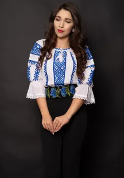 Ie dama Catrina cu broderie albastra cu motivul rombului imagine