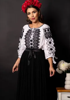 Ie dama din bumbac Constance cu broderie traditionala si simbolul stelei imagine