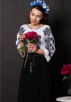 Ie dama din bumbac Niculina cu broderie bleu si simbolul rombului imagine