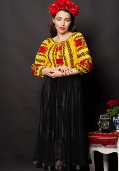 Ie dama galbena Marieta cu trandafiri brodati imagine